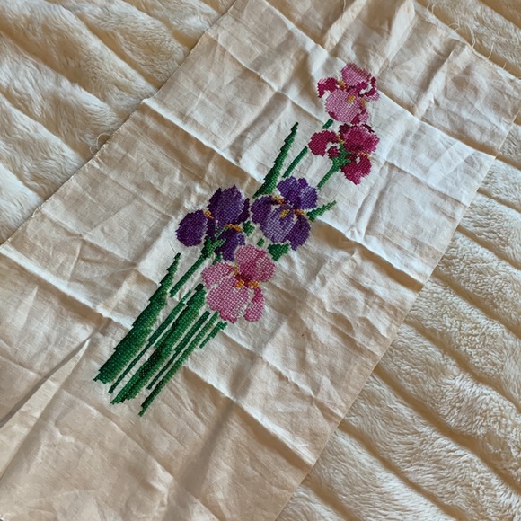 Vintage needlepoint hand crafted floral iris flowers embroidery art unframed - Picture 12 of 12